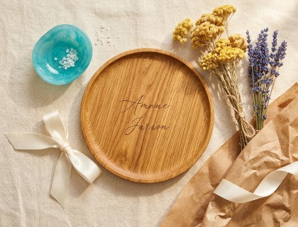 Plateau en bois de chêne gravé personnalisé avec fleurs séchées corses, cadeau artisanal – ANDEA Créations Corses