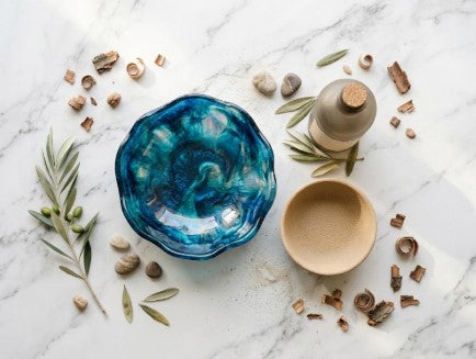 Coupe en résine époxy bleue et bol en jesmonite sable, créations artisanales inspirées de la Corse – ANDEA Créations Corses