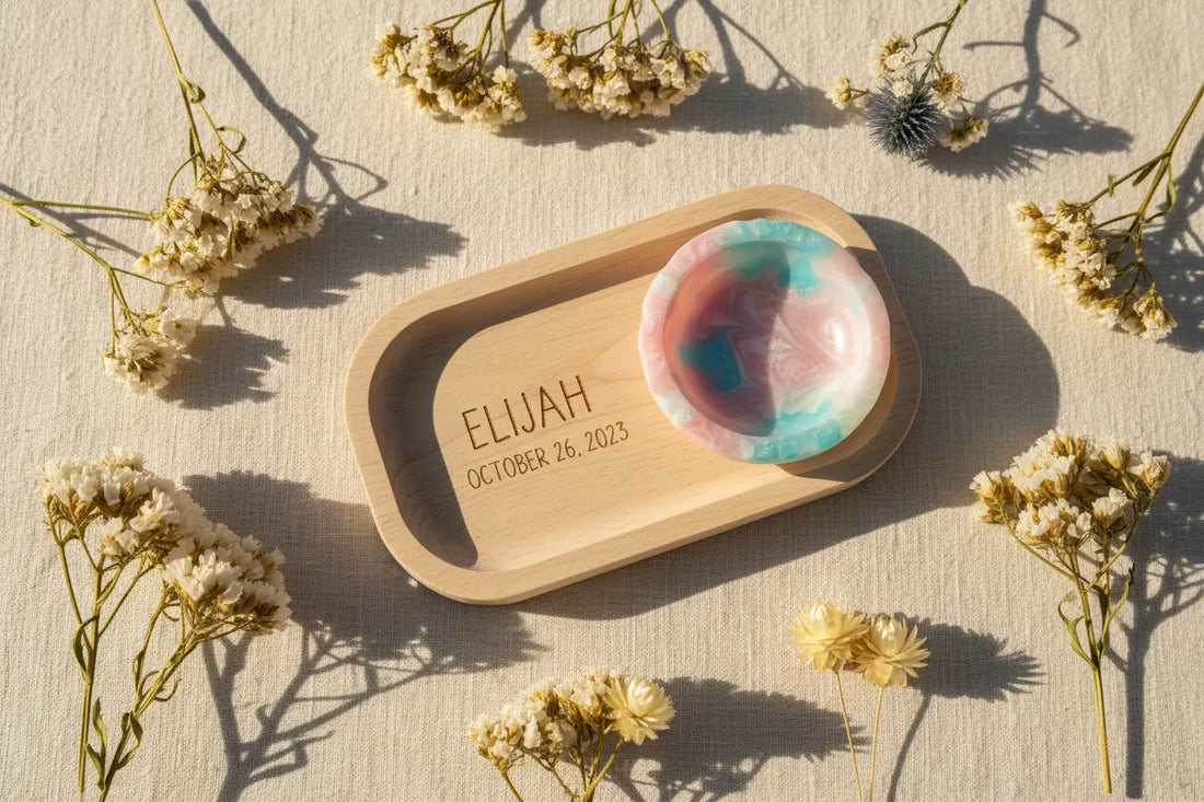 Cadeau de naissance artisanal corse personnalisé en bois gravé et résine pastel – ANDEA Créations Corses