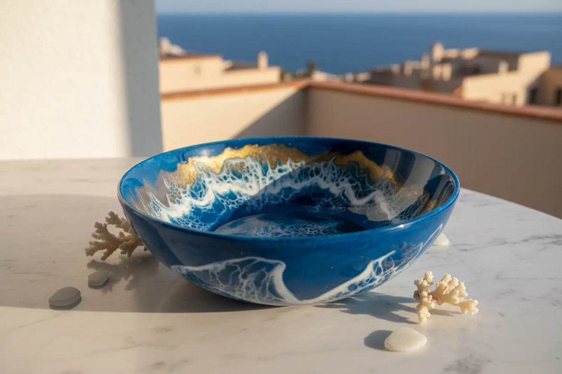 Coupe en résine époxy bleue aux reflets méditerranéens – ANDEA Créations Corses