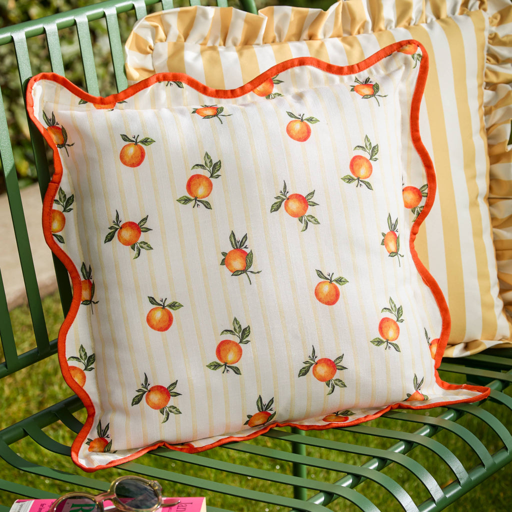 Coussin d'extérieur rayé jaune à motifs d'oranges