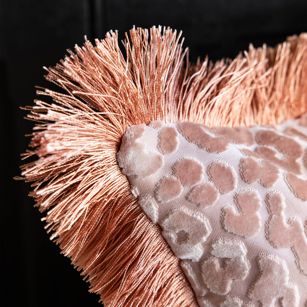 Coussin en velours découpé «Leopard Love» rose