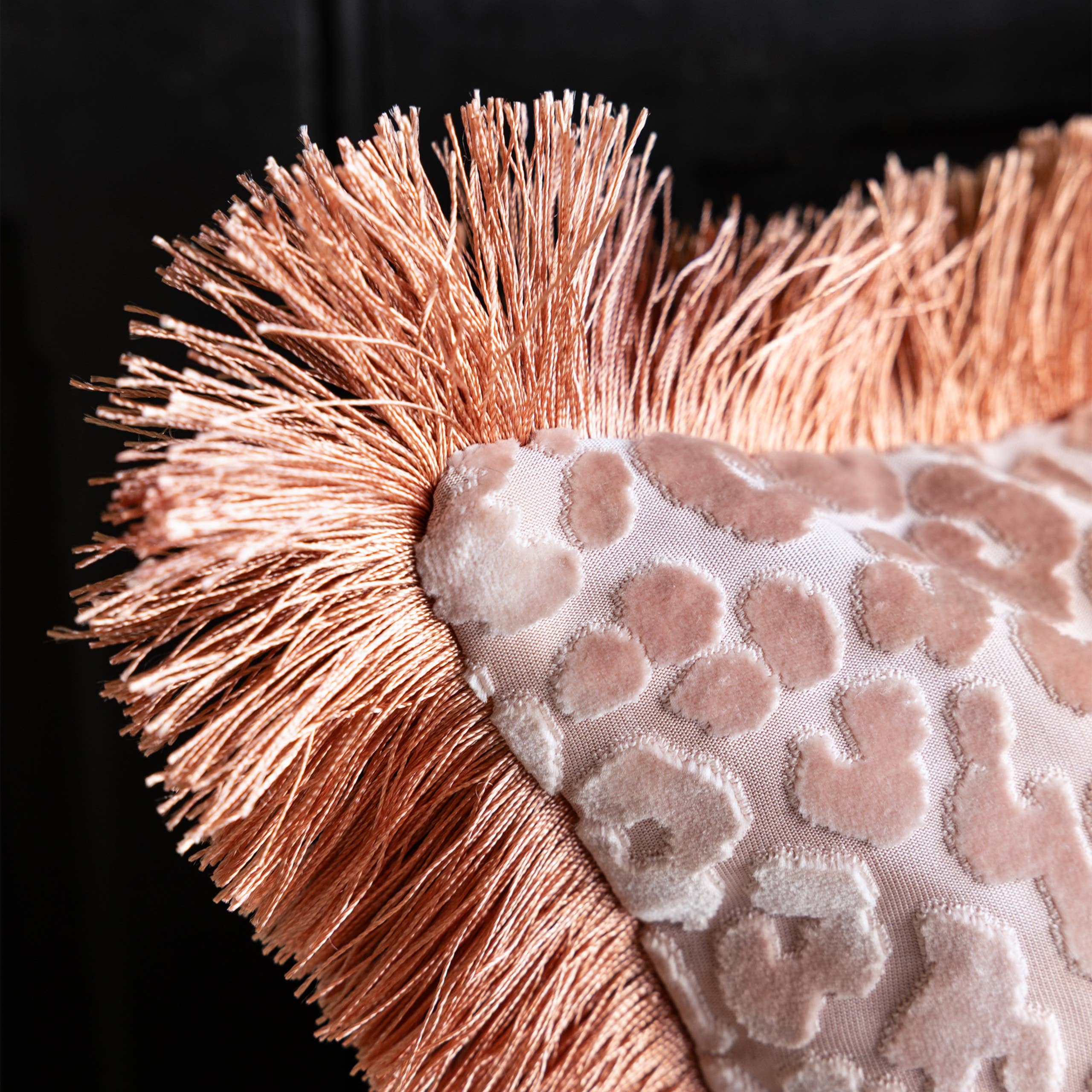 Coussin en velours découpé «Leopard Love» rose