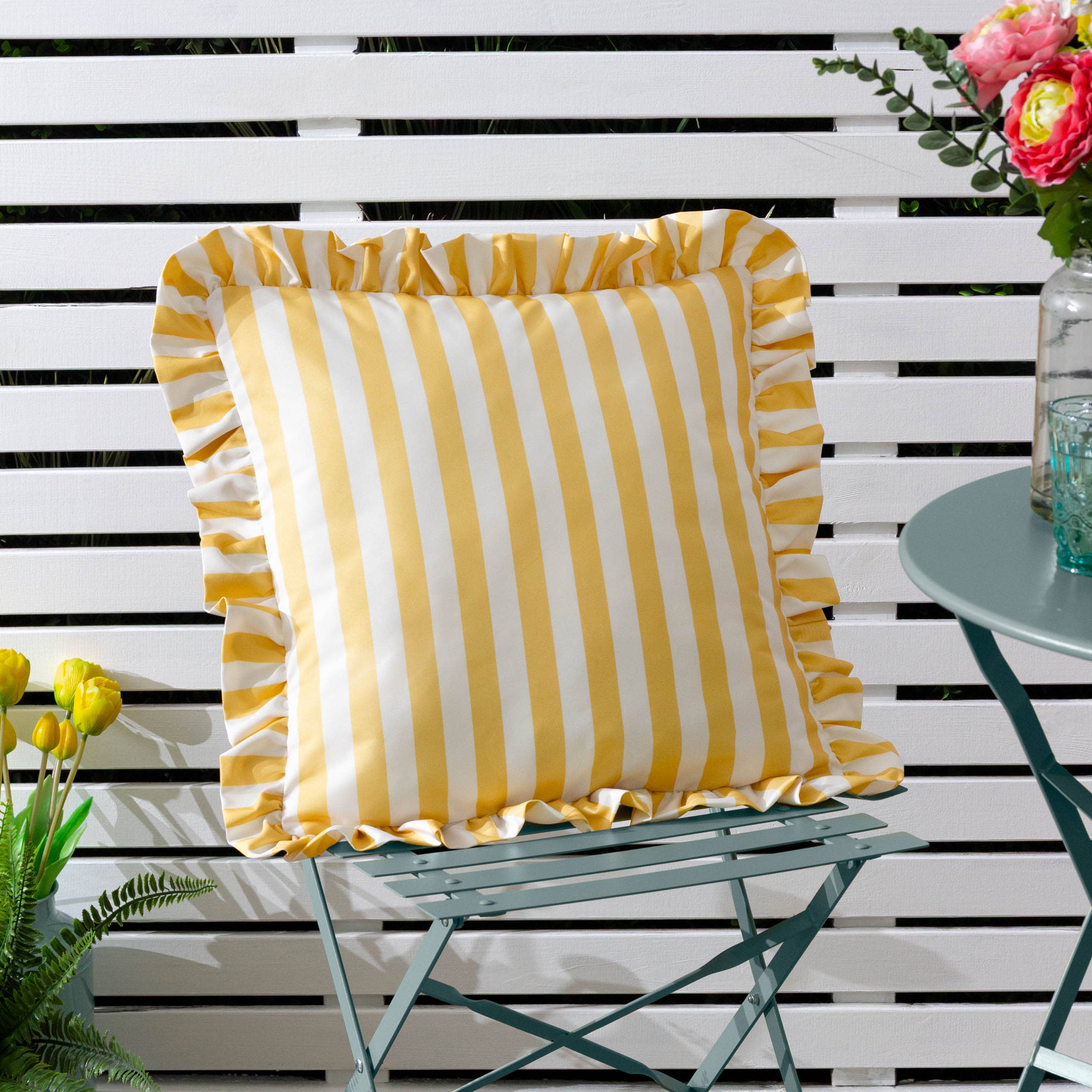 Coussin d'extérieur Lottie rayé avec volants jaune
