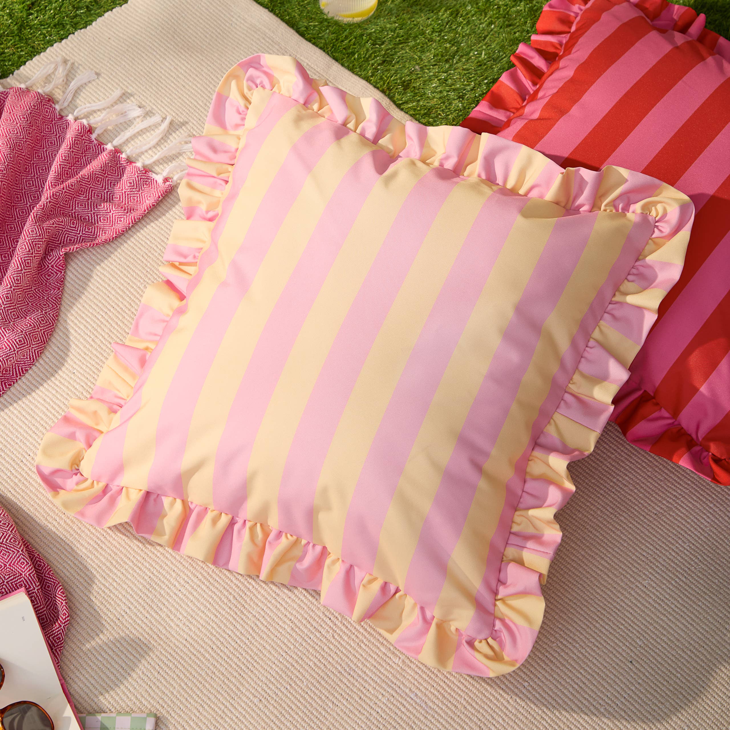 Coussin d'extérieur à volants Palm Royale à rayures rose/jaune