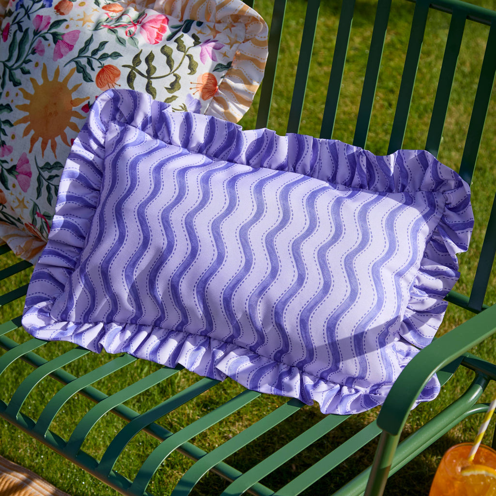 Coussin d'extérieur à rayures ondulées du solstice d'été Cobalt