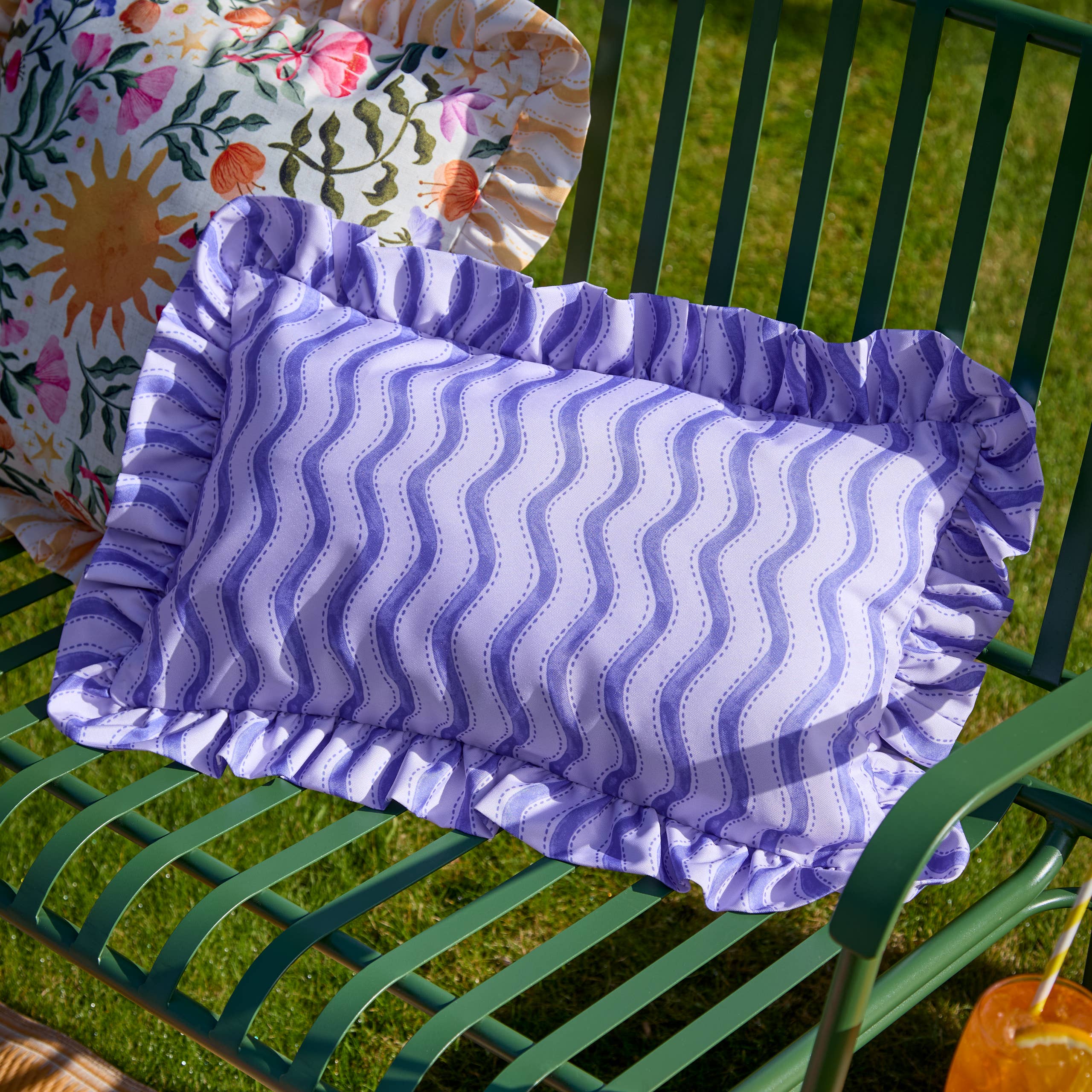 Coussin d'extérieur à rayures ondulées du solstice d'été Cobalt