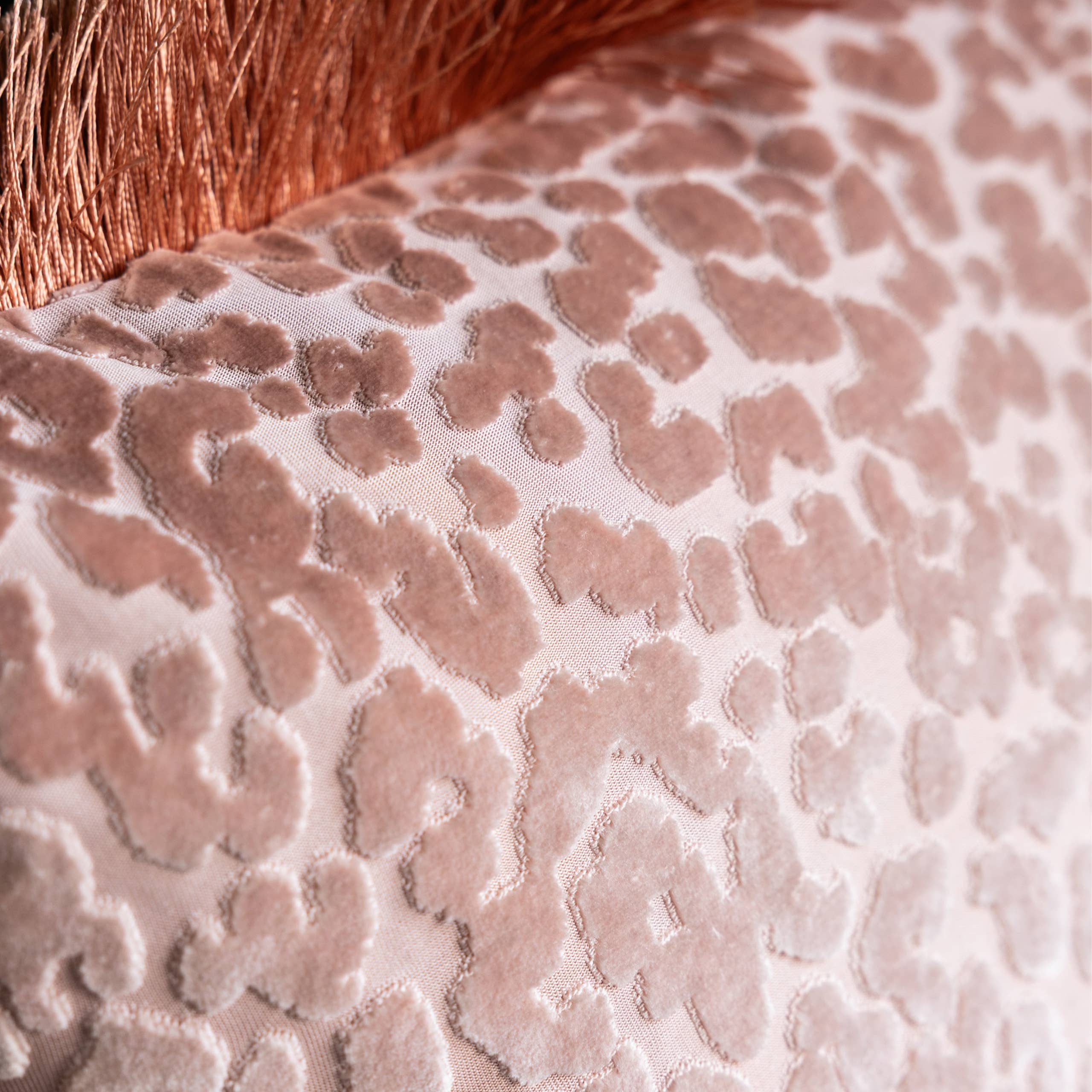 Coussin en velours découpé «Leopard Love» rose