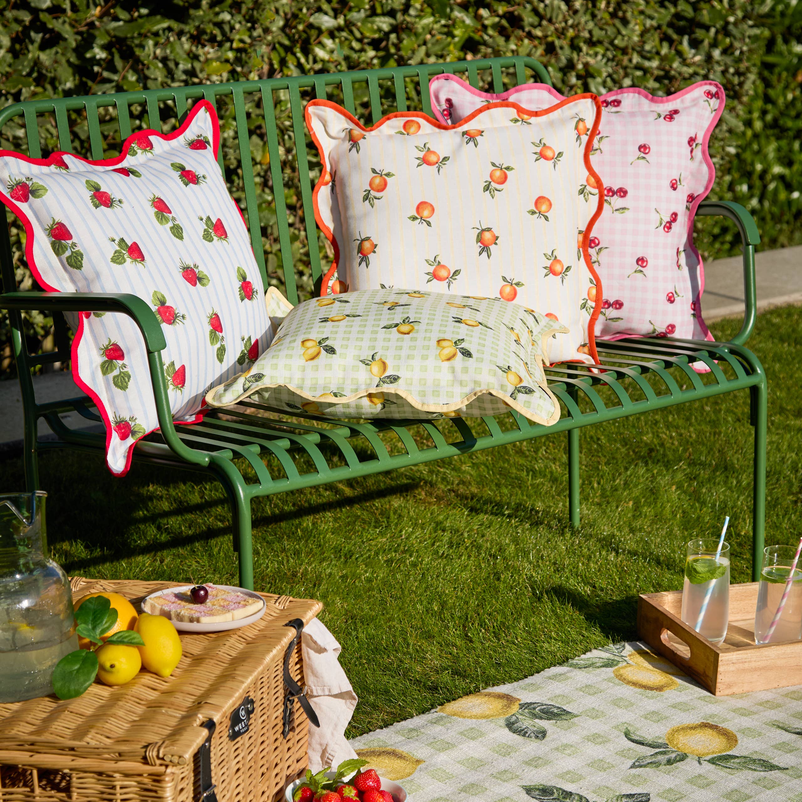 Coussin d'extérieur rayé jaune à motifs d'oranges