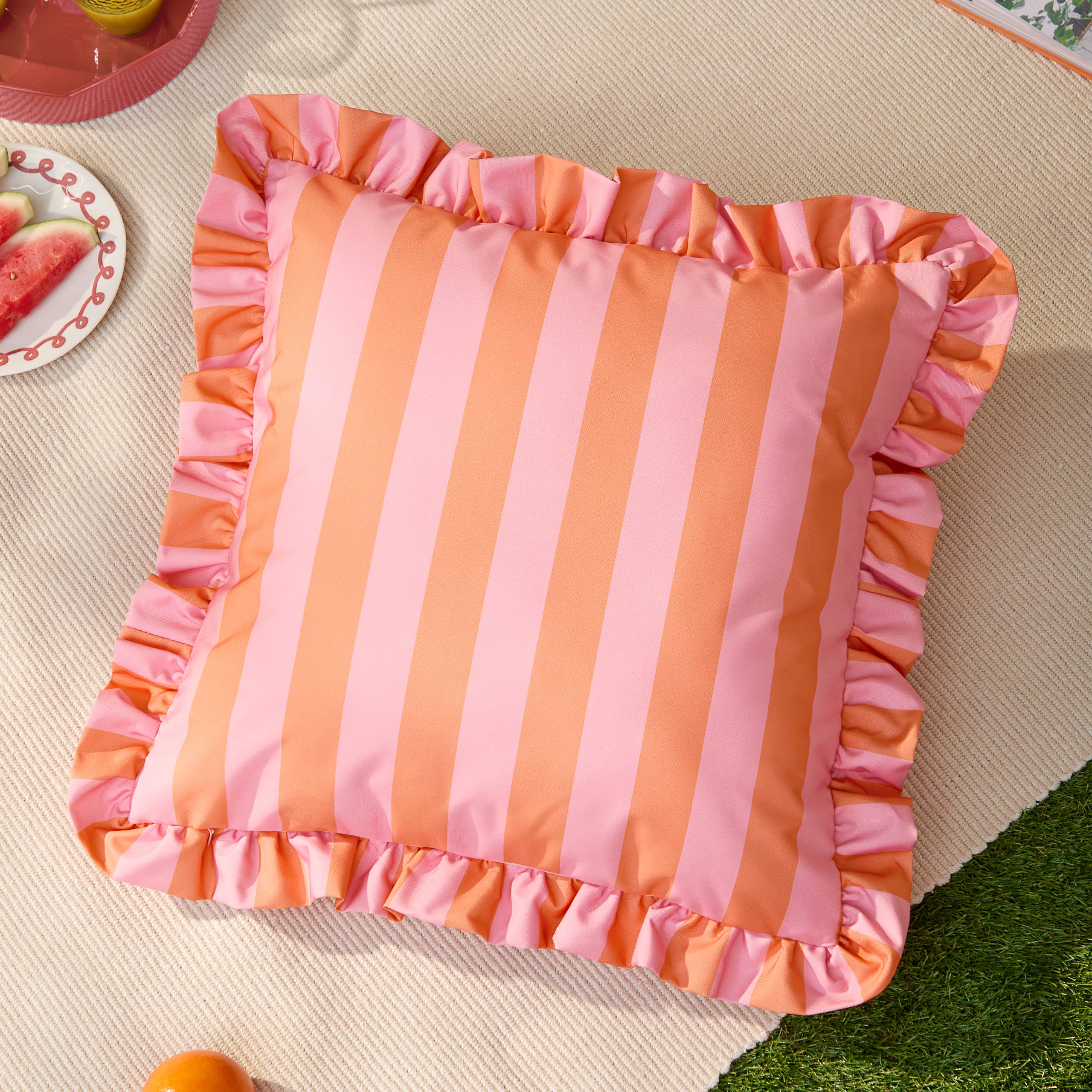 Coussin d'extérieur à volants Palm Royale Stripe Rose/Orange