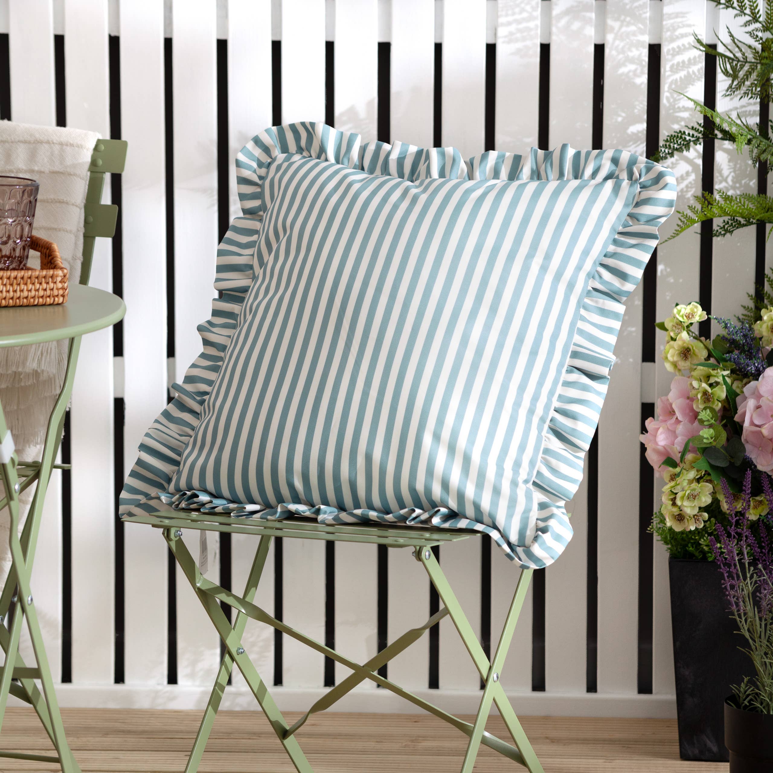 Coussin d'extérieur à rayures Millie Ruffle Bleu œuf de canard