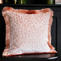 Coussin en velours découpé «Leopard Love» rose