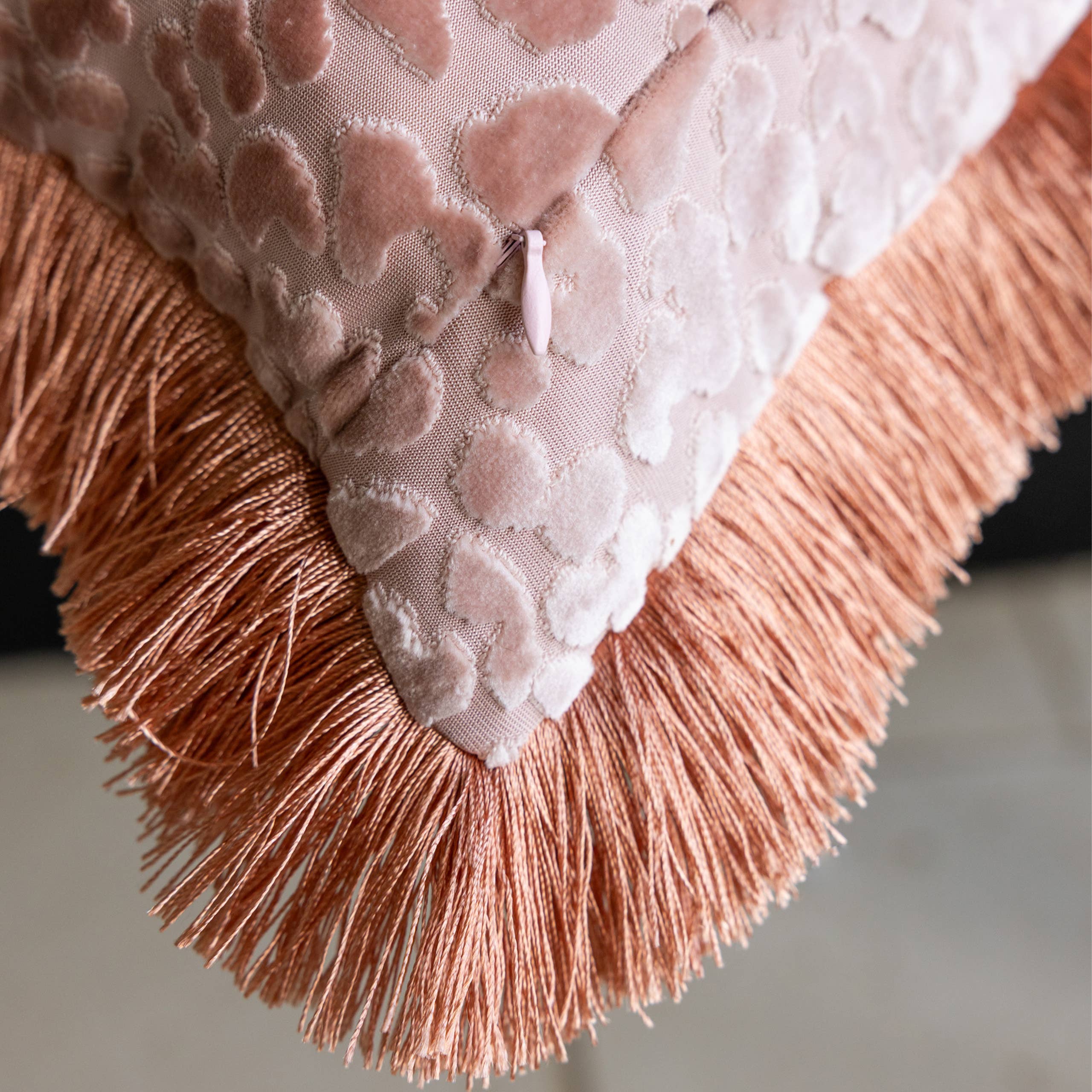 Coussin en velours découpé «Leopard Love» rose